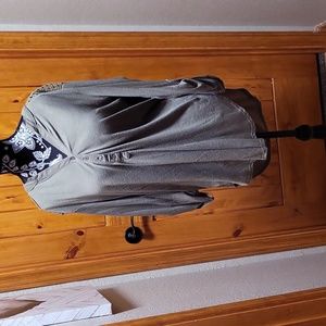 EUC Olive colored long sleeve shirt with rolled sleeves. Cutouts on back.